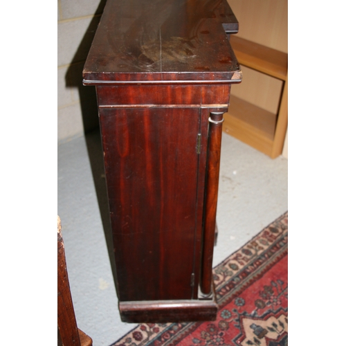 991 - A late Regency mahogany breakfront bookcase in the manner of Gillows, with a pair of central glazed ... 