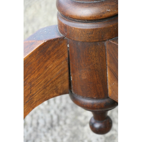 1020 - A 19th century elm tripod table, 62cms diameter.