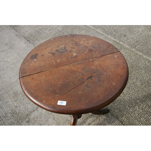 1020 - A 19th century elm tripod table, 62cms diameter.