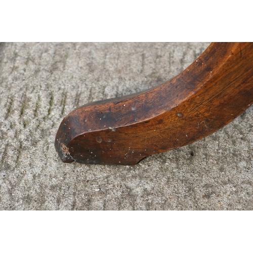 1020 - A 19th century elm tripod table, 62cms diameter.