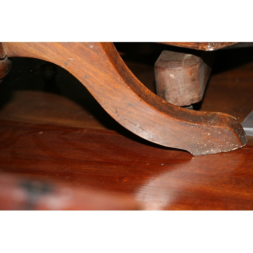 1020 - A 19th century elm tripod table, 62cms diameter.