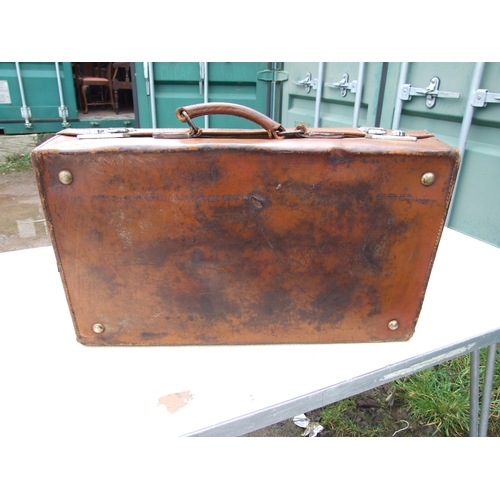 554 - Five vintage leather suitcases, the largest 70cms (5).