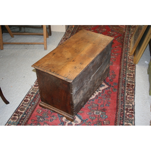 995 - A George II Welsh oak coffer bach, the boarded hinged lid with a moulded edge revealing a vacant int... 