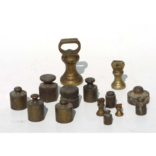 346 - A group of brass bell weights to include a 7lb weight by Parnall & Sons; together with other wei... 