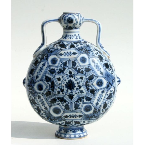 577 - A Chinese blue & white two-handled moon flask with four character mark to the underside, 27cms h... 