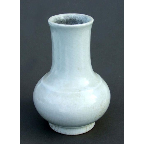 578 - A Chinese white crackle glaze vase with blue seal mark to the underside, 18cms high.