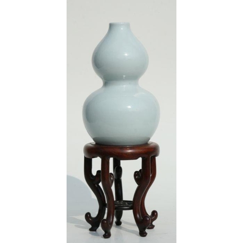 639 - A Chinese pale celadon glaze double gourd vase on stand, six character blue mark to the underside wi... 