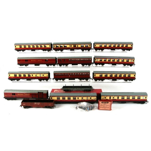 67 - A quantity of Hornby Dublo coaches, wagons, restaurant car and other similar.