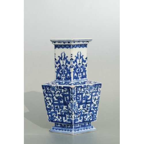 638 - A Chinese blue & white vase of lozenge form with blue seal mark to the underside, 21cms high.