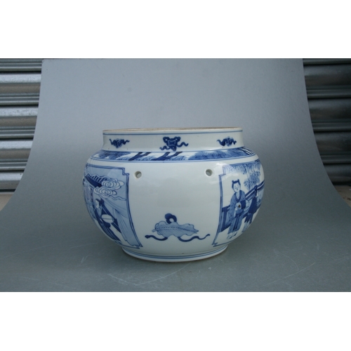 525 - A Chinese blue & white hanging planter decorated with figures in a court setting, 23cms diameter.