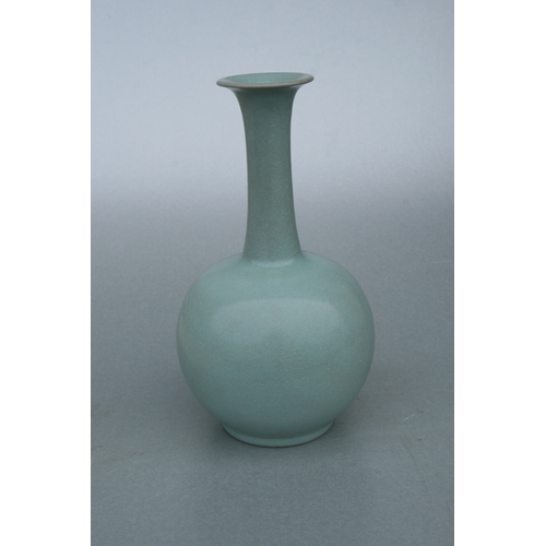 580 - A Chinese celadon crackle glazed vase, 26cms high.