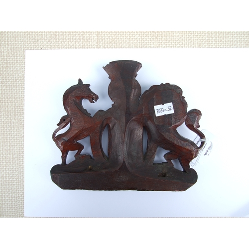 377 - An 18th / 19th century carved oak heraldic crest, 15cnms high.