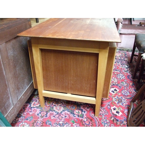 700 - A mid 20th century Danish design pedestal desk with an arrangement of six drawers, 152cms wide.