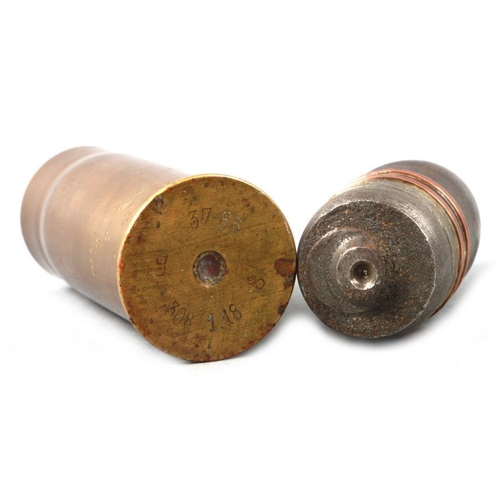 128 - A complete inert WWI artillery shell and brass casing in three parts. Date stamp to the base for 1. ... 