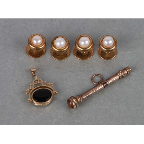 761 - A 9ct gold and agate swivel seal; together with a yellow metal fob pencil and four Links of London s... 