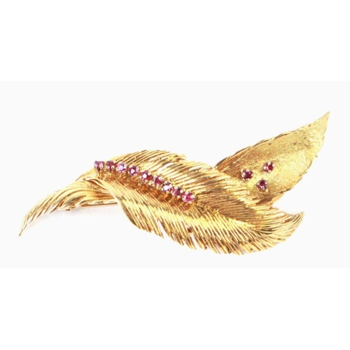 782 - An 18ct gold ruby set leaf brooch, 6.5cms long, 8.6g.