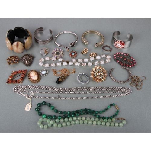 783 - A quantity of costume jewellery to include an agate set forget-me-not cameo brooch; together with pa... 