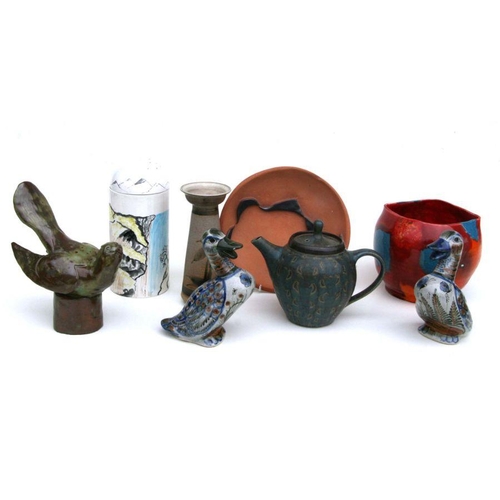 99 - A quantity of Studio ware to include Chelsea Art Pottery dish; Carn pottery vase and cat; and other ... 