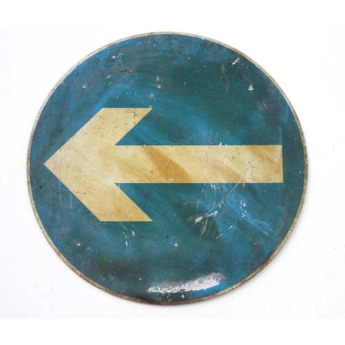 311 - A circular aluminium directional arrow road sign, 60cms diameter.