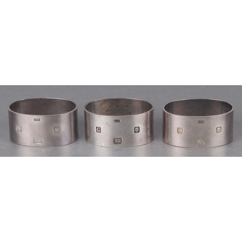 531 - Three heavy gauge modern sterling silver napkin rings, 196g (3).