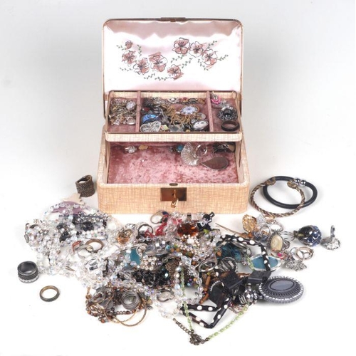 513 - A quantity of assorted costume jewellery to include necklaces, pendants, earrings, rings and other s... 