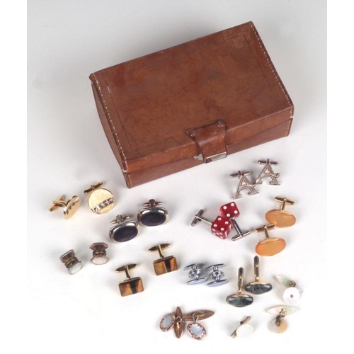 514 - A quantity of gentleman's vintage cufflinks in a leather trinket box.