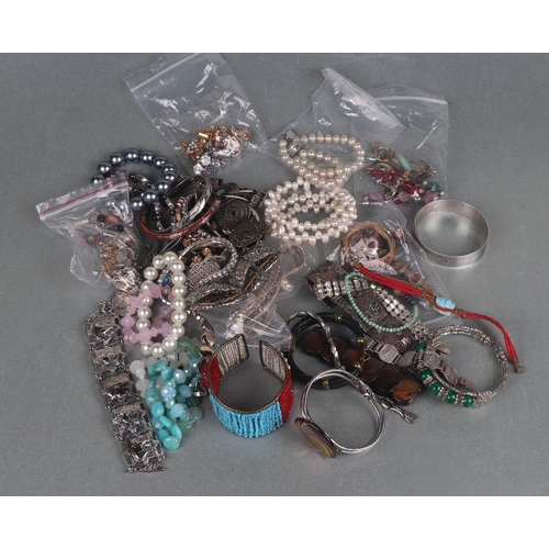 515 - A quantity of assorted costume jewellery to include bracelets, bangles and similar items.