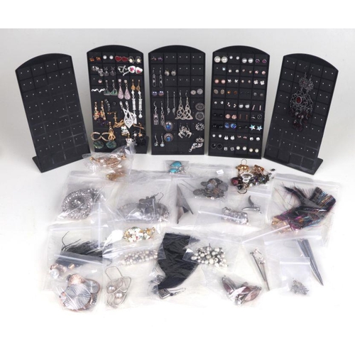 518 - A quantity of assorted costume jewellery to include earrings and necklaces.