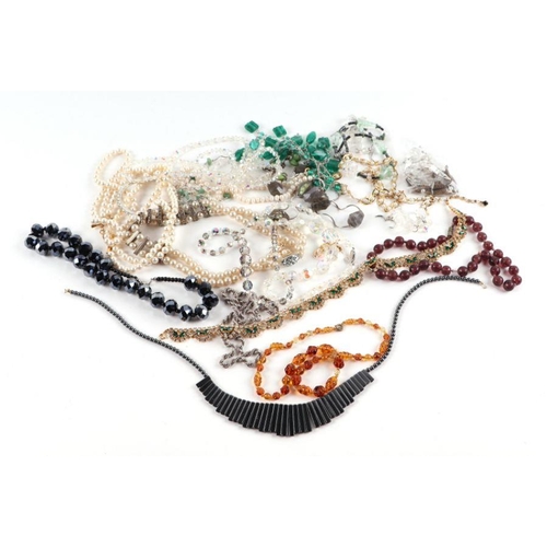 524 - A quantity of assorted costume jewellery to include a faux pearl choker, glass and diamante earrings... 