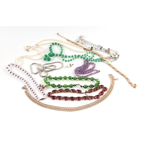 525 - A quantity of vintage jewellery to include a graduated crystal and green stone bead necklace with 9c... 