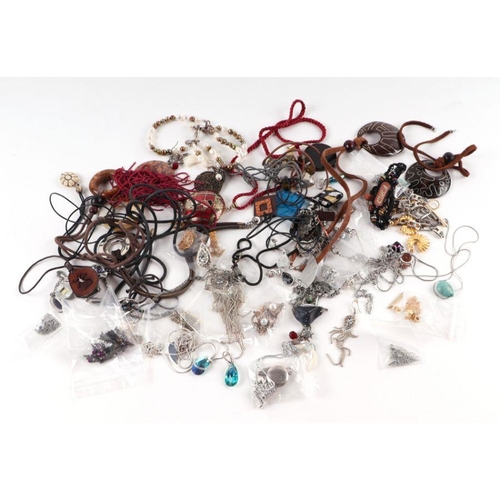 527 - A quantity of vintage and modern costume jewellery to include necklaces and earrings.