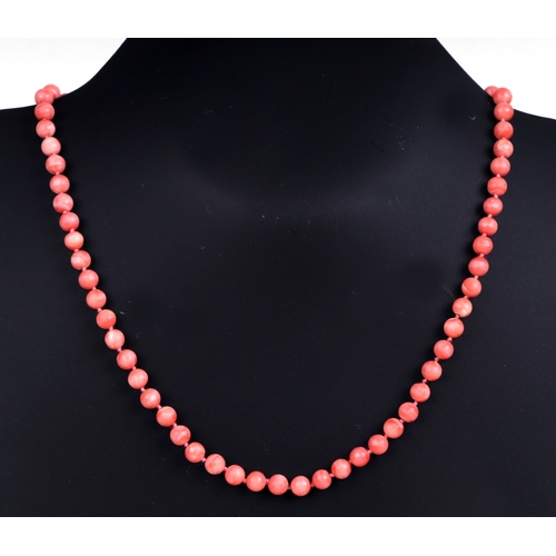 510 - A coral necklace.