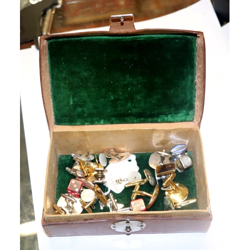 514 - A quantity of gentleman's vintage cufflinks in a leather trinket box.