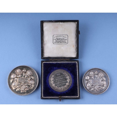 1082 - Three National Chrysanthemum Society silver prize medals, 1898 to 1900, one boxed, the two large by ... 