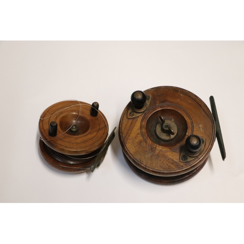35 - A group of vintage fishing reels to include a Starback example.