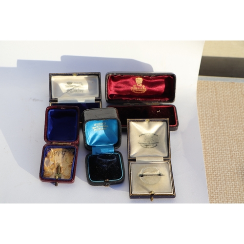 399 - A group of vintage jewellery boxes