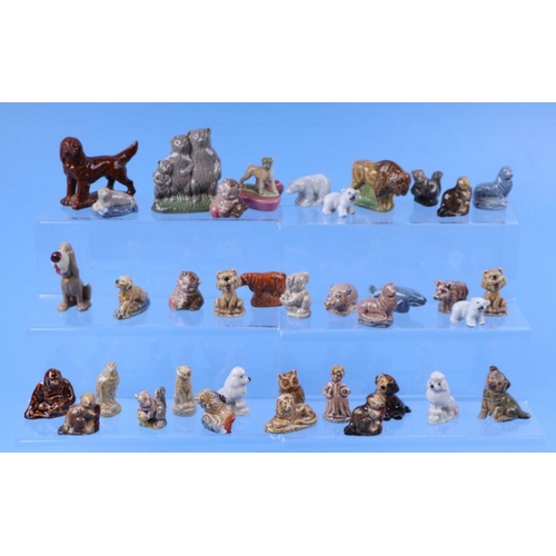 352 - A group of Beswick Beatrix Potter figures to include Sir Issac Newton, Samuel Whiskers and Little Pi... 