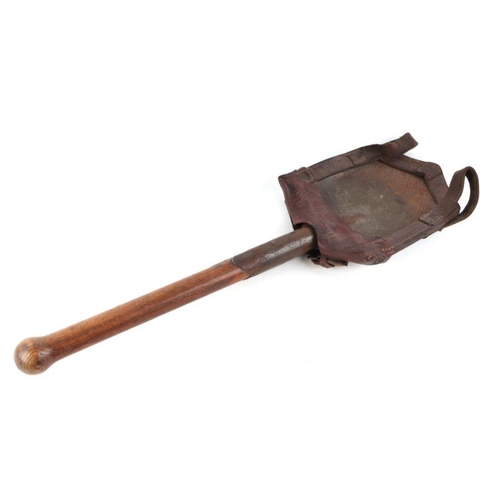 68 - A WW1 German shovel / spade in its leather holsterCondition Report: No markings on shovel or holster... 