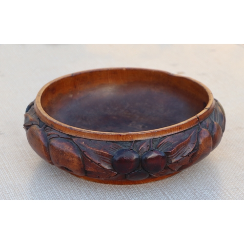 126 - A carved wooden platter, 32cms wide; together with others similar (5).