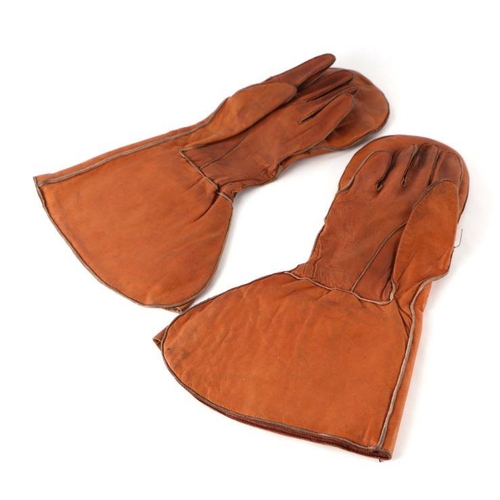 119 - A pair of early 20th century kid leather gentleman's driving gauntlets with sheepskin lined mitt fin... 