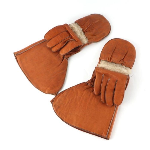 119 - A pair of early 20th century kid leather gentleman's driving gauntlets with sheepskin lined mitt fin... 