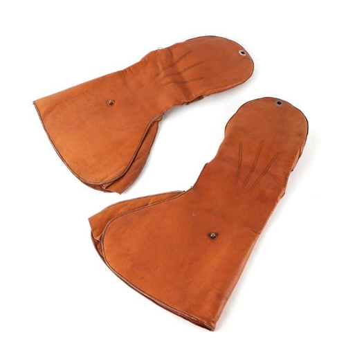 119 - A pair of early 20th century kid leather gentleman's driving gauntlets with sheepskin lined mitt fin... 