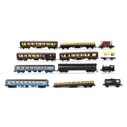 194 - G & R Renn Ltd Pullman 'OO' gauge coaches; together with other rolling stock including wagons an... 