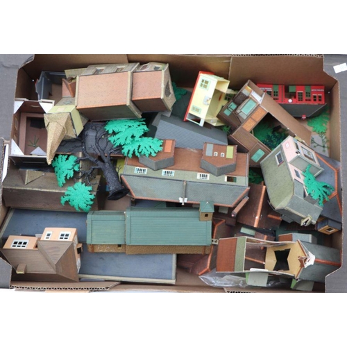 199 - A large quantity of 'OO' / 'HO' trackside layout accessories including buildings, vehicles, animals,... 