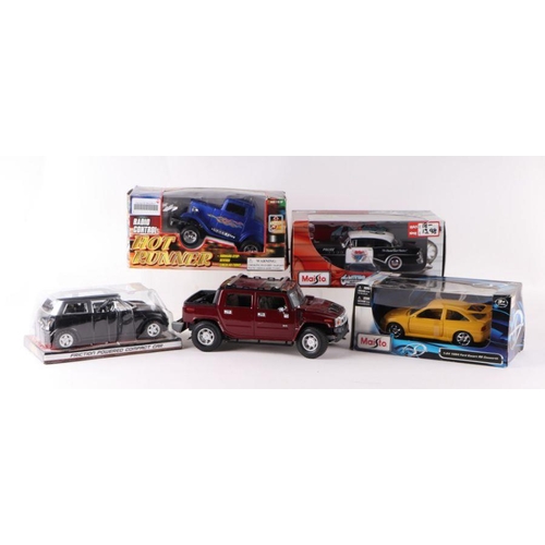 234 - Assorted 1/18 1/24 and 1/26 scale diecast models including Maisto 1955 Buick Century, Hex Models Lan... 