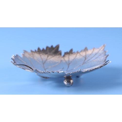 605 - A modern design leaf form dish, London 1975; together with a continental silver cream jug, 126g (2).