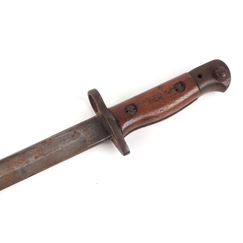 82 - A WW1 Wilkinson Sword pattern 1907 bayonet in its leather scabbard with metal mounts and 1917 dated ... 