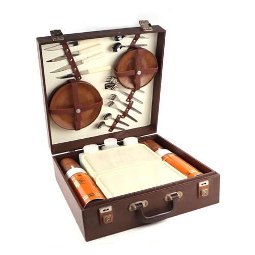 106 - A vintage Sirram four-person picnic set with Linga Longa Bakelite plates and cups, cased.