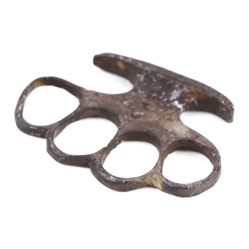 21 - A WWI Military knuckle duster with stamped Crow's Foot and numbered '517', 10cms wide.