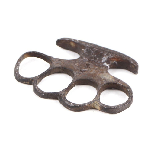 21 - A WWI Military knuckle duster with stamped Crow's Foot and numbered '517', 10cms wide.